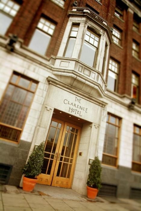 Tọa lạc tại thành phố Dublin của Ireland, The Clarence thuộc sở hữu của Bono và The Edge - hai thành viên nhóm nhạc đình đám U2.