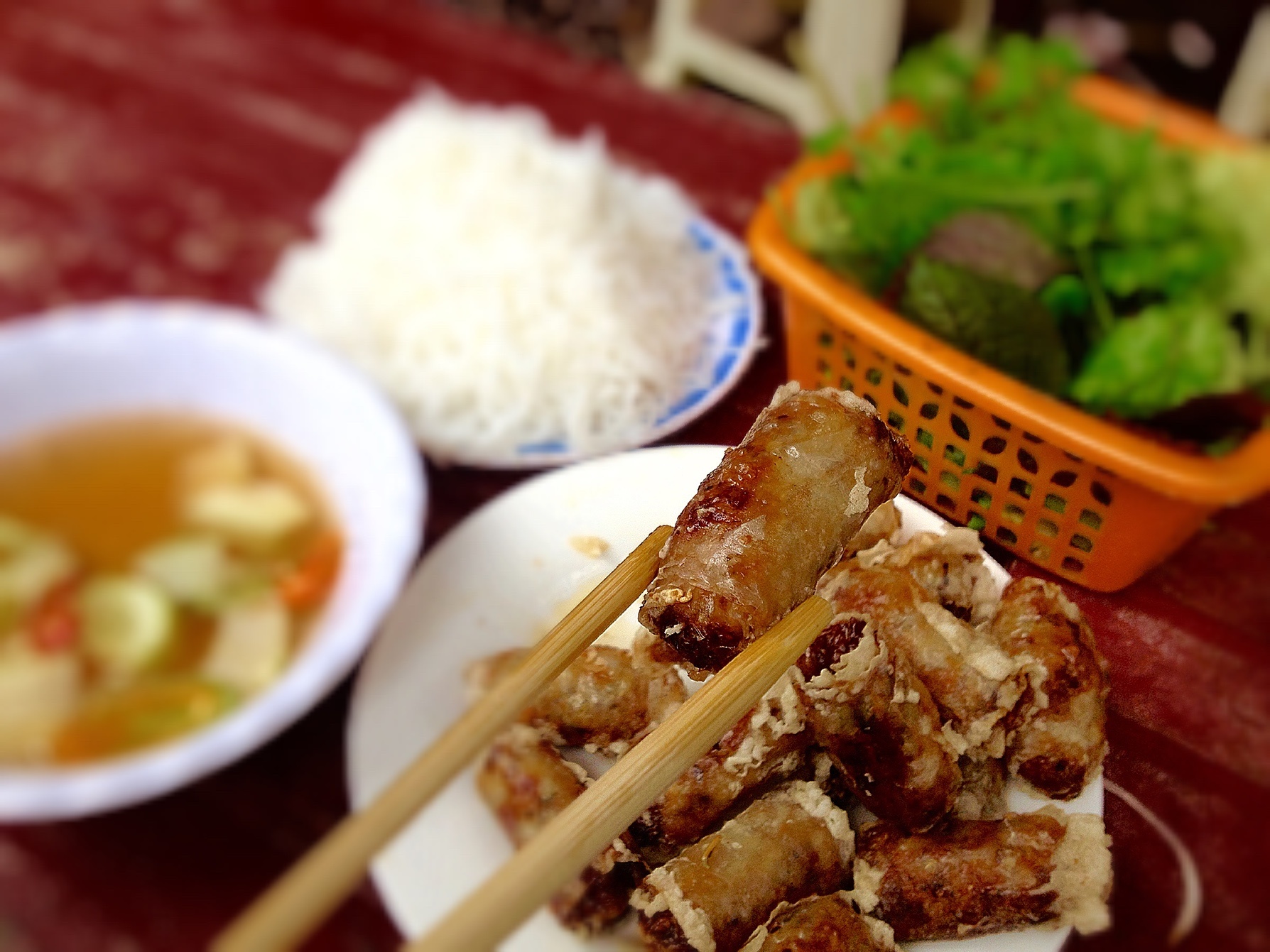 Bun nem day vi cua 25.000 dong via he Hoa Ma hinh anh