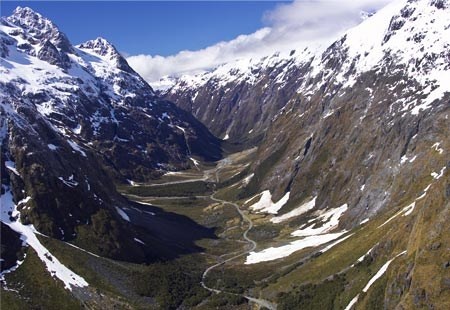 Dù không có nhiều đoạn lên xuống dốc phức tạp, nhưng con đường này chạy cắt ngang qua vùng núi Nam Alps cao và hiểm trở, rất dễ xảy ra tình trạng tuyết sạt lở. Dù vậy, trong điều kiện thời tiết lý tưởng thì cảnh quan lại vô cùng lãng mạn và thơ mộng. Từ đây, du khách có thể đi thẳng tới khu vực Milford Sound – một trong những điểm du lịch hấp dẫn lớn nhất của New Zealand.