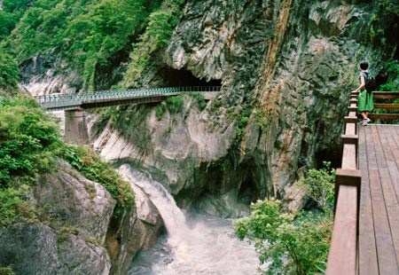 Taroko là ngôn ngữ của thổ dân cổ xưa, ám chỉ sự tuyệt đẹp và lộng lẫy, và đây chính xác là cảm giác bạn sẽ thấy khi lái xe ở đây. Đường đi dốc và hẹp. Một trong những đoạn ấn tượng nhất trên con đường này chính là đường hầm Nine Turns, với một đoạn cầu cheo leo trên vách đá bắc ngang qua sông Liwu.