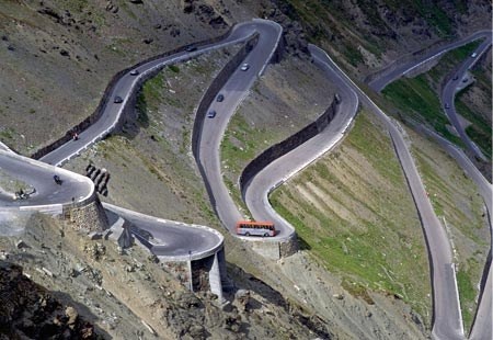 Người dân ở dãy Anpơ đã dành nhiều thế kỷ để hoàn thiện tác phẩm nghệ thuật sống đích thực trên các sườn dốc. Đèo Stelvio, Ý có 60 khúc quay ngoặt chữ chi ở độ cao hơn 2.750m so với mực nước biển. Trông xa thì thật tuyệt vời, nhưng vượt qua dãy núi Anpơ bằng con đường này lại hoàn toàn không đơn giản chút nào. Hiện nay, con đèo này có 60 khúc cua gấp ở đoạn giao biên giới Ý và Thụy Sĩ. 48 khúc cua trong số đó nằm ở phía bắc của con đèo và được đánh số ở bên đường. 