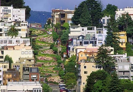  Thành phố San Francisco nổi tiếng với con phố quanh co, khúc khuỷu Lombard. Có 8 đường ray xe lửa rất dốc hình chữ chi trên ¼ dặm đường và các tòa nhà ven đường được thiết kế theo phong cách Nga. Độ dốc của con đường lên tới 27%, được lát gạch đỏ, và chỉ mở cửa cho ô-tô đi xuống đồi, với tốc độ giới hạn là 5 dặm/1 giờ.  