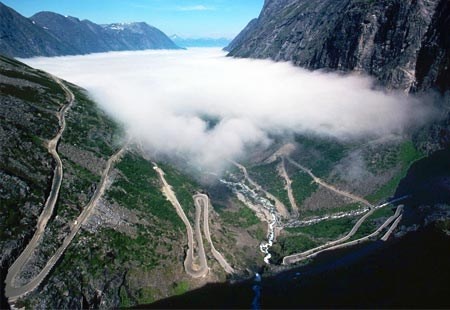 Tiếng Na Uy dịch ra có nghĩa là “Bậc thang của quỷ lùn”. Đây là một con đường hẹp với các đường cong chữ U đạt độ cao ngang tầm những đám mây. Đường Trollstigen đạt độ dốc là 9%, là địa điểm du lịch hút khách ở Na Uy. Những phương tiện dài hơn 12m trở lên bị cấm lưu thông ở đây. Thêm vào đó, Trollstigen còn có một vẻ đẹp tuyệt vời khi băng qua thác Stigfossen hùng vĩ với dòng chảy cao hơn 300m xuống bên cạnh vịnh. 