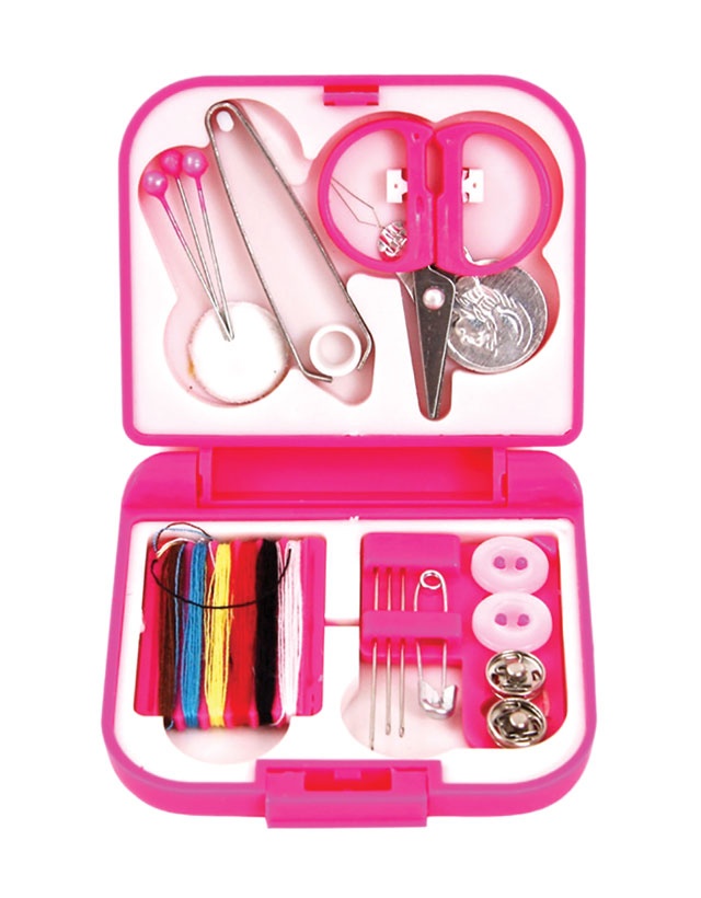 Quần áo gặp trực trặc trong chuyến đi là điều rất bình thường. Bởi vậy, một chiếc hộp kim chỉ nhỏ gọn cũng là thứ bạn nên sắm bên mình.