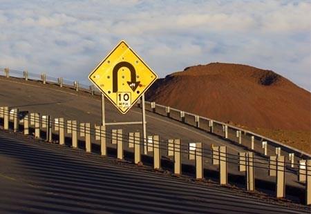 Những con đường này nằm rất cao so với mực nước biển, và ở đây có đường tới đỉnh núi của dãy Mauna Kea, thuộc Đảo lớn, ở độ cao lên tới 13.780 feet (4.200m). Vì rất cao, cho nên ở đây diễn ra những hiện tượng thiên nhiên hiếm gặp ở Hawaii như tuyết rơi. Nếu bạn thuê một chiếc ô-tô, rất có thể hợp đồng thuê xe của bạn sẽ ngăn cản bạn lái xe trên con đường này, đó là đoạn có chiều dài 15 dặm (24km) với 5 dặm (8km) dốc đứng ở giữa không lát đá đường (chỉ trải nhựa). Miệng núi lửa trong hình vẽ không phải là đỉnh núi, nó chỉ là một trong những cung đường hình nón bạn sẽ vượt qua trên đường đến đỉnh núi.