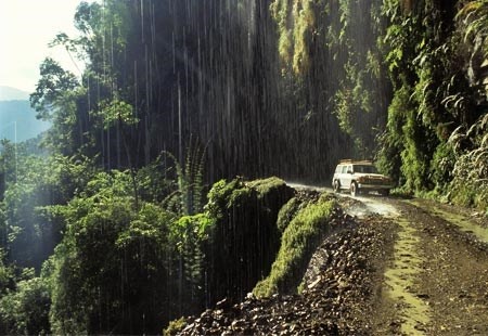 Đường Bắc Yungas được ví von như là “Đường đi tới cõi chết”. Với nhiều khúc ngoặt hiểm trở giữa một bên là núi cao, một bên là vực sâu thăm thẳm. Kéo dài 70km từ thành phố La Paz đến Coroico, quanh co và rất hẹp, đường Yungas đi xuyên qua những sườn đồi dốc đứng và vách đá hiểm trở. Triền dốc thẳng đứng gần 610m trở lên, rất ít lan can bảo vệ. Và những đám sương mù khiến tầm nhìn bị hạn chế. Hầu hết chiều rộng đường không quá 3m, và cực kỳ dốc – độ dốc tăng tới hơn 3.353m trên tổng chiều dài 64km của nó. 