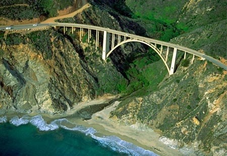 Con đường quốc lộ quanh co đi qua đèo Grimsel giống như một dòng chảy của dải ruy băng quấn lên và xuống quanh dãy An-pơ, Thụy Sỹ. Được xây dựng vào những năm 1890, những cung đường rậm rạp nổi bật với các khúc cua hiểm trở, với vẻ tráng lệ của núi tảng gồ ghề bao quanh toàn cảnh, quanh dòng sông băng Rhonne và một số hồ băng. Đoạn đường cuối lên tới đỉnh núi là một quang cảnh tuyệt đẹp với dày đặc tuyến đường ray xe lửa lộ thiên. Ngay kế bên là đường đèo Furka, từng được sử dụng trong một tập phim James Bond “Goldfinger”. 