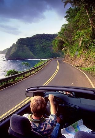 Quãng đường dài 68 dặm (109,5km) này có hơn 600 khúc cua và gần 60 cây cầu, đa phần trong số đó là những cây cầu cũ kỹ từ thế kỷ trước.  Tuy vậy, cảnh đẹp bên đường sẽ khiến bạn đê mê ngất ngây, với những khu rừng rậm nhiệt đới xanh mát và thác nước bọt tung trắng xóa. Dọc trục đường cao tốc một bên bám vào vách đá dựng đứng, một bên là bờ biển Maui tuyệt đẹp. 