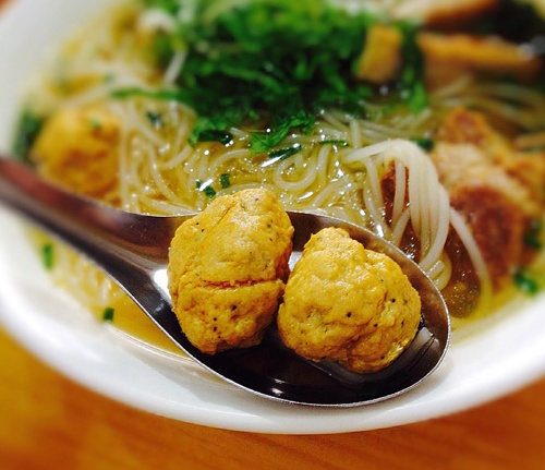 Bun vien tom ngon gia 30.000 dong o khu Bach Khoa hinh anh