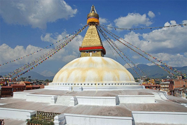 Bảo tháp Boudhanath có màu trắng nổi bật cao 36m có kiến trúc hình bán cầu với đỉnh tháp nhô lên có hình vẽ đôi mắt Phật nhìn ra 4 hướng.