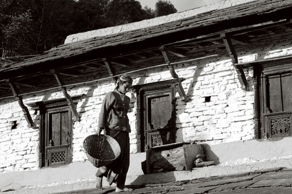 Người dân Nepal sống trong những ngôi nhà đất nung với nét kiến trúc giản dị mà cổ kính, nằm yên bình giữa các thung lũng rộng lớn.