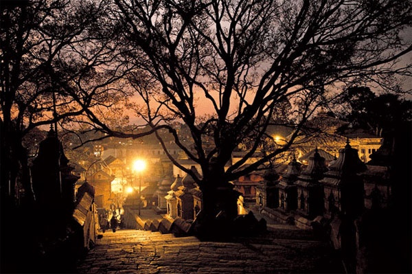 Đền Pashupatinath nơi làm tang lễ theo phong tục của những tín đồ Hindu là một trong những nơi không thể bỏ qua khi đến Nepal. 