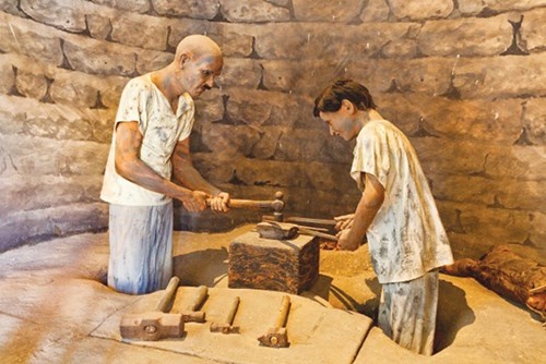 Ngoài ra, bảo tàng còn dành một góc để tái hiện nghề đóng ghe thuyền truyền thống ở Dubai. Những con thuyền Al Banoush có khả năng ngược xuôi từ Dubai Creek đến các nước thuộc vùng Vịnh.