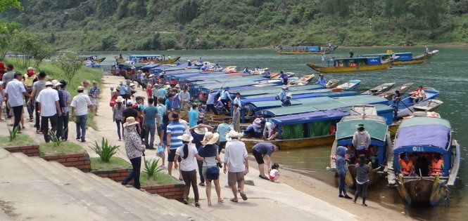 Lượng khách tham quan động ở Phong Nha rất đông