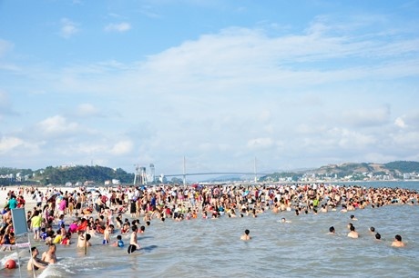 Bãi tắm Hạ Long mới được cải tạo thu hút khoảng 2 vạn người ngày đầu mở cửa.