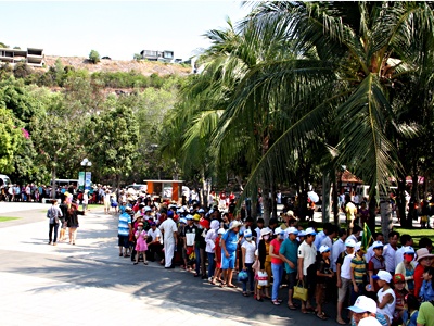 Du lich nghi le: Khach dong duc, nhieu diem qua tai hinh anh