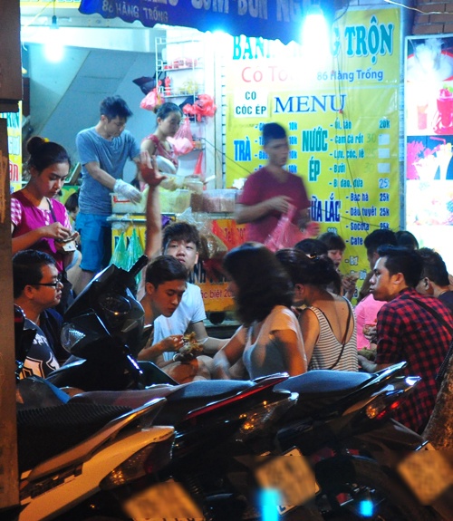 Bánh tráng trộn Hàng Trống nhộn nhịp sau kỳ nghỉ lễ.