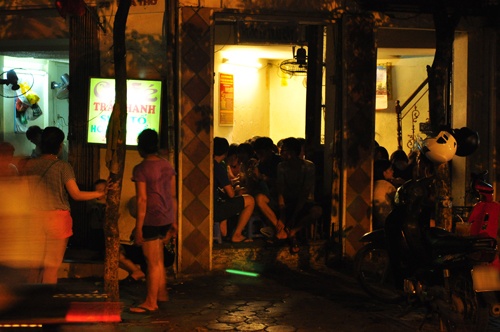 Từ dịp lễ 30/4-1/5 này, các quán ở phố Nhà Thờ bị cấm kinh doanh vỉa hè. 