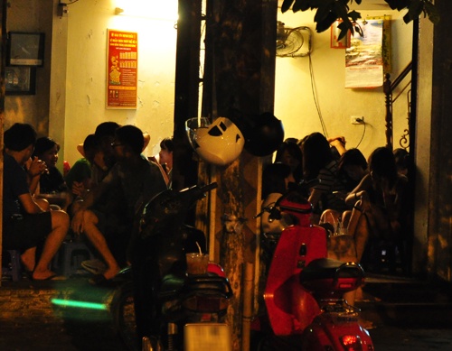 Tuy nhiên, bất chấp điều kiện khó khăn, dù chật chội, tối tăm, nhiều nhóm khách trẻ không ngại chen chúc trong khoảng diện tích bé tẹo để đàm đạo trà chanh.