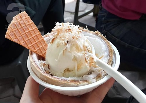 6. Kem dừa Thái Lan: Khoảng một năm nay, các món quà vặt của xứ Chùa Vàng thực sự tạo thành trào lưu ẩm thực ở Hà Nội, trong đó không thể không kể tới món kem dừa. Món ăn ấn tượng - một nửa trái dừa nhỏ còn để nguyên lớp cùi mỏng nhưng rất non, bên trong là những viên kem có vị cốm, vani, sầu riêng… tùy khách chọn, cuối cùng phủ bên trên lạc giã nhỏ, dừa khô, dừa tươi, ngô, thạch. Nhờ vậy, giá thành khá đắt - khoảng 40.000 đồng - nhưng món vẫn thu hút được giới trẻ. Ảnh: Tri Thức Trẻ.