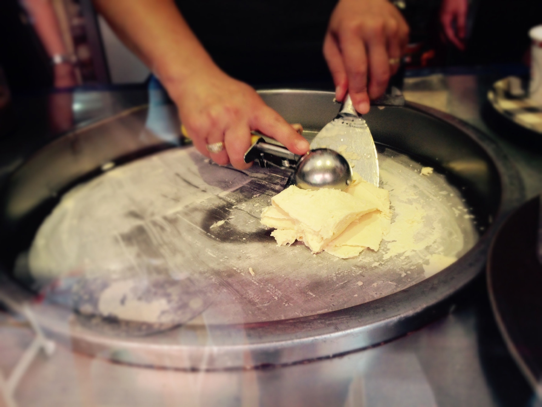 Mon hot mua he: Kem xao tren chao hinh anh