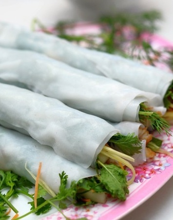 1. Phở cuốn: Tuy thuộc dòng biến tấu và chỉ khai sinh chừng hơn chục năm nay nhưng phở cuốn được coi là một trong những nét văn hóa ẩm thực thú vị của người Hà Nội. Phở để bản to, bỏ thịt bò xào với rau sống vào cuốn lại, chấm cùng nước mắm chua ngọt. Nhờ cách làm và kiểu thưởng thức đặc biệt mà phở cuốn ngon, mát hơn nhiều so với món phở truyền thống.