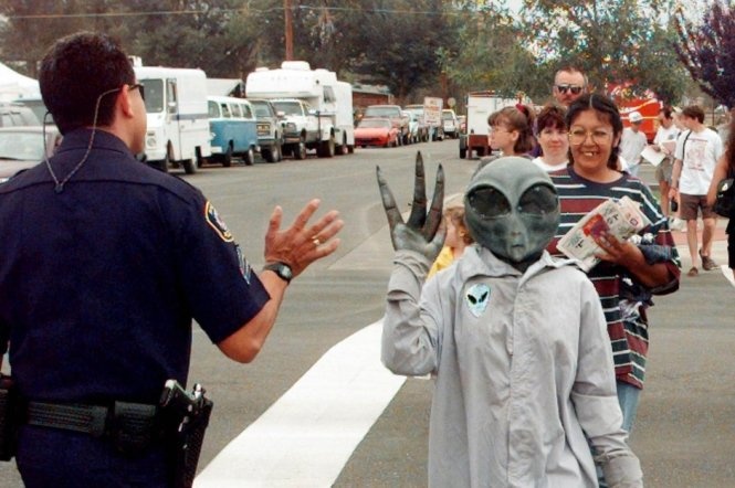 Với những người ham thích tìm hiểu vật thể lạ ngoài Trái đất (UFO), thành phố Roswell ở đông nam bang New Mexico (Mỹ) là lựa chọn đầu tiên. Vào năm 1947, những mảnh vỡ từ một tác động kỳ bí được phát hiện cách thành phố 120km.  Và bất kể những nghi ngờ đó là một thiết bị do thám hay một UFO, ngành du lịch UFO hình thành với bảo tàng, cửa hàng lưu niệm đến nhà hàng, quán xá ở Roswell đều xoay quanh chủ đề những người bé nhỏ màu xanh lá cây!    Tại Bảo tàng quốc tế UFO trên đại lộ chính, bạn sẽ lạc vào thế giới của đĩa bay, người ngoài hành tinh... Khi lang thang trên các con phố ở Roswell, bạn dễ dàng nhìn thấy một người ngoài hành tinh song hành cùng bạn.  Bên cạnh những huyền thoại về UFO, Roswell cũng quyến rũ hơn với những hoạt động ngoài trời đầy thi vị như ngắm chim muông hay dạo thuyền trên hồ Bottomless...