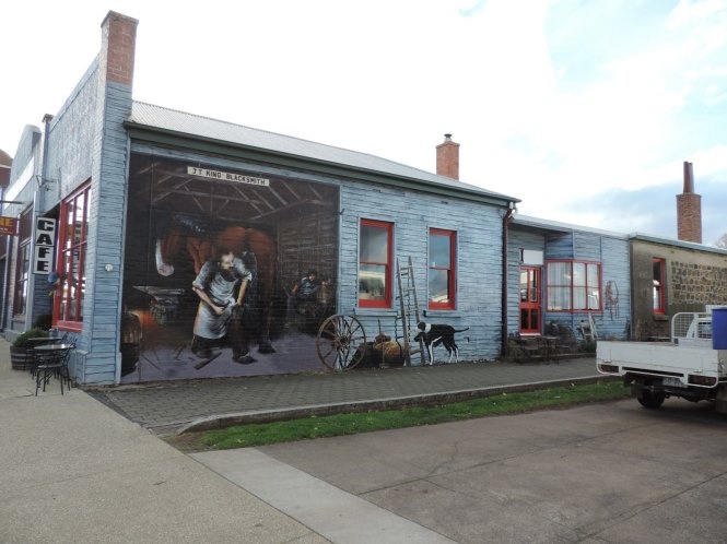 Đến với Sheffield, thành phố nằm dưới chân ngọn núi Roland hùng vĩ ở tây bắc vùng Tasmania của Úc, du khách như bước vào thế giới nghệ thuật tranh tường.  Theo gương thành phố nhỏ Chemainus của Canada, Hiệp hội Du lịch Kentish đã sử dụng nghệ thuật thị giác qua tranh tường để thúc đẩy du lịch nhằm vực dậy nền kinh tế đang lụi tàn ở Sheffield.   Từ bức tranh tường đầu tiên xuất hiện vào năm 1986, Sheffield trở thành 