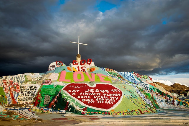 Slab City: Nằm sát biển Salton (bang California), Slab City tiền thân là một căn cứ quân sự cũ thời Thế chiến thứ hai và được xem là thành phố 