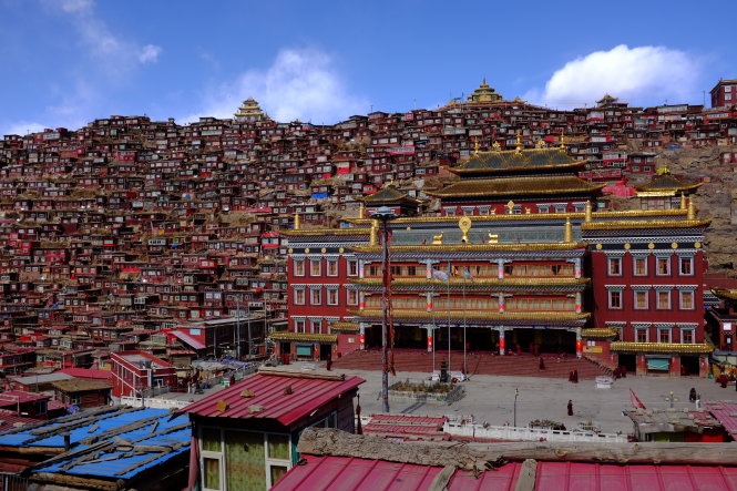  Ẩn mình giữa cao nguyên Tây Tạng là thành phố Phật giáo Larung Gar thuộc tỉnh Tứ Xuyên, Trung Quốc với khoảng 10.000 (theo một số tài liệu là 40.000) tăng, ni và sinh viên Phật giáo sinh sống với những ngôi nhà bằng gỗ sơn đỏ như xếp chồng lên nhau trên một sườn đồi ở độ cao 4.000m.  Viện Phật giáo Serthar là một trong những trung tâm lớn và có tầm ảnh hưởng nhất đối với việc nghiên cứu Phật giáo Tây Tạng trên thế giới. Tuy nhiên, du khách khó thể tiếp cận nơi này.   Để đến Larung Gar, bạn phải xuất phát từ Thành Đô, thành phố gần Larung Gar nhất qua 14 giờ xe vượt chặng đường khoảng 650km, sau khi được chính quyền Trung Quốc cấp giấy phép và hướng dẫn viên chính thức.