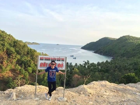 Sau khi lên tàu và thẳng tiếng ra Nam Du, đầu tiên, du khách nên ghé Hòn Lớn. Tại đây hiện tại có một số nhà nghỉ. Nếu nhà nghỉ hết phòng, du khách có thể liên hệ với người dân để tìm chỗ nghỉ. Giá phòng nghỉ ở đây dao động từ 200.000 đồng đến 350.000 đồng/phòng/đêm. Còn nghỉ ở nhà dân chỉ từ 70.000 đồng - 100.000 đồng/đêm.