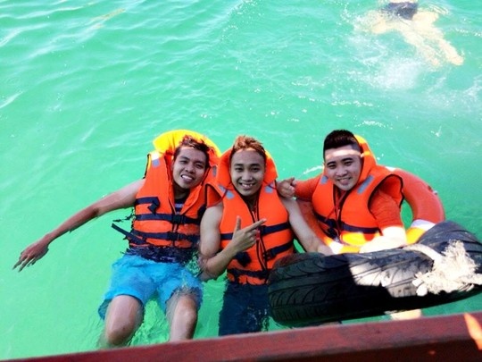 Bỏ ra 100.000 đồng – 120.000 đồng thuê xe máy, du khách tha hồ vi vu trên đảo mà không cần phải thế chấp bất kỳ giấy tờ gì. Ngoài ra, cũng như các đảo hoang sơ khác, hệ thống điện và nước ngọt trên đảo được sử dụng rất hạn chế, du khách nên thích nghi với một số khó khăn khi đến đây.