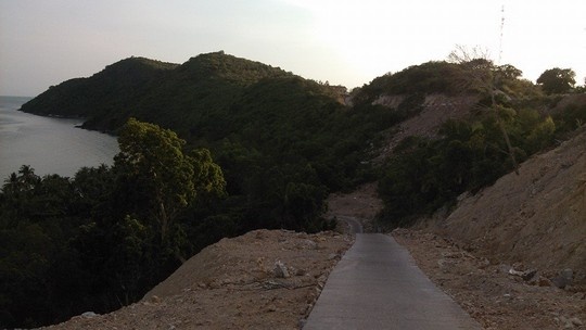 Hòn Mấu có 5 bãi biển xung quanh, trong đó có 2 bãi cát trắng mịn hiếm nơi nào có được là bãi Chướng và bãi Nam; còn lại là 3 bãi đá: bãi Bắc, bãi Ðá Ðen và bãi Ðá Trắng. Bãi Nam là mặt tiền của hòn.