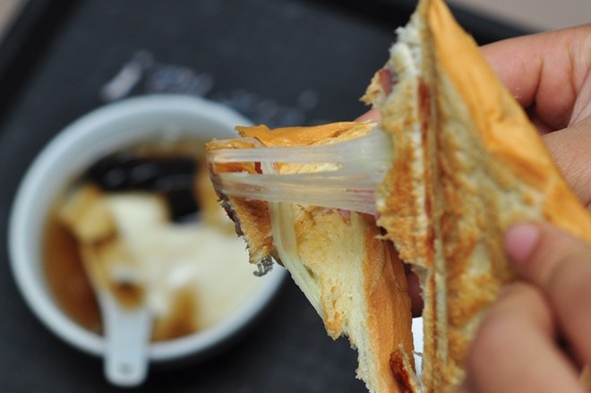 Cac quan pho mai ngon hut khach teen Ha Noi hinh anh