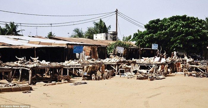 Ngổn ngang các sản phẩm được bày bán trong khu chợ