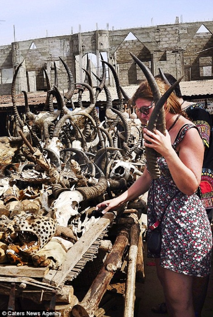 Một du khách xem các mặt hàng bày bán trong khu chợ