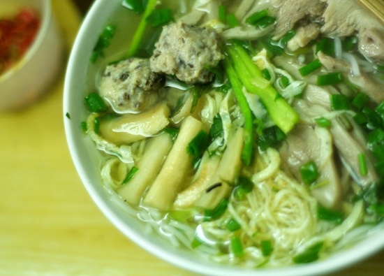 Nhung quan bun ngon cho buoi sang cuoi tuan hinh anh