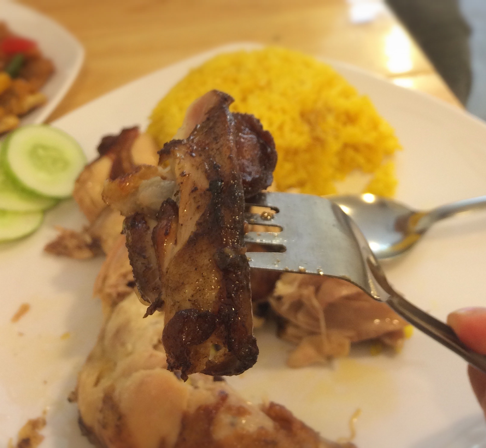 Thịt gà mềm bên trong, giòn thơm bên ngoài, ngấm gia vị tẩm ướp đậm đà nên dễ lôi cuốn khách