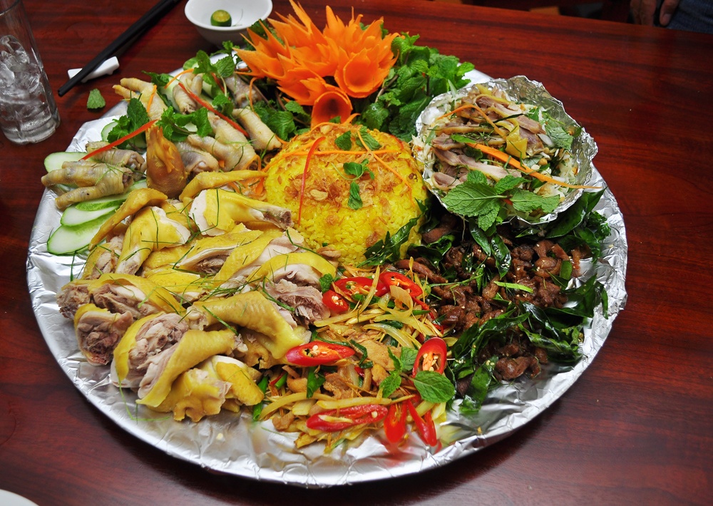 Lai rai voi ga len mam khu pho co Ha Noi hinh anh