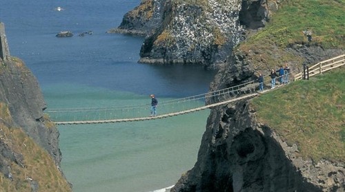 Carrick-A-Rede Rope, Anh: Carrick-a-Rede Rope nằm ở thị trấn Antrim, phía Bắc Ireland, Anh. Cây cầu này có chiều dài 21 mét và cao 30 mét so với mặt nước. Phải mất rất nhiều can đảm, du khách mới có thể băng qua cây cầu nguy hiểm này. Lý do là bởi cầu là một cầu dây chão, nó đung đưa rất mạnh khi có người đi trên cầu.