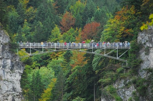 Marienbruecke - Đức: Cầu Marienbrucke bắc qua vực núi ở Bavaria, Đức, dù chỉ có một đoạn ngắn nhưng cũng đủ khiến du khách phải dựng tóc gáy khi bước qua.