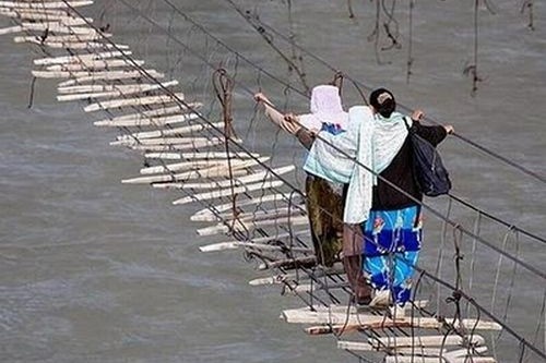 Cầu Hussaini Hanging, Pakistan: Bắc ngang qua con sông Hunza để đi vào ngôi làng Hussaini, cây cầu treo được thiết kế một cách đơn sơ này thực sự là một mối nguy hiểm cho những người dân sinh sống nơi đây. Chỉ cần một lần bước hụt trên những tấm gỗ thưa thớt, bạn sẽ bị treo lơ lửng trên cầu và có nguy cơ rơi xuống dòng nước đang chảy xiết.