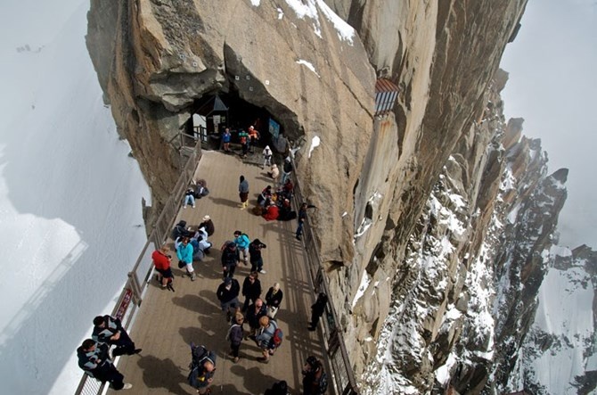 Aiguille du Midi – Pháp: Cây cầu tọa lạc trên đỉnh núi Aiguille du Midi  thuộc dãy núi Alps, Pháp. Ở độ cao 3.840m, nó nối giữa hai điểm của một trong những đỉnh núi cao nhất thuộc dãy Alps. Từ trên cầu nhìn xuống có thể thấy ba quốc gia Pháp, Ý và Thụy Sĩ. Ngoài những cơn gió mạnh trên đỉnh núi bạn còn phải đối mặt với ánh mặt trời chói chang khi lên cầu. Những tia nắng phản chiếu lên tuyết và băng rất có thể làm bạn bị cháy nắng.