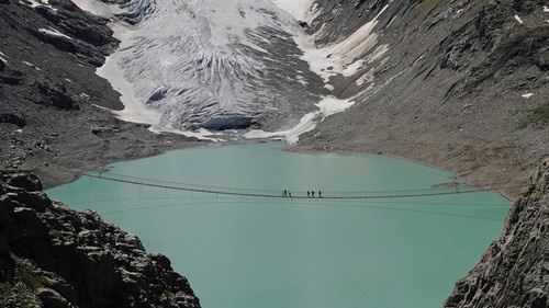 Cầu Trift - Thụy Sĩ: Cây cầu treo Trift được coi là cây cầu dài nhất và cao nhất trong dãy núi Alps của Thụy Sĩ. Nó dài 170 mét và cao 100 mét so với mặt đất. Cây cầu được xây khi những tảng đá băng bị tan chảy và không còn đường để lên đỉnh núi. Khi mới được xây dựng cây cầu này khá thô sơ và nguy hiểm nhưng vào năm 2009 nó đã được gia cố lại để phục vụ khách du lịch.
