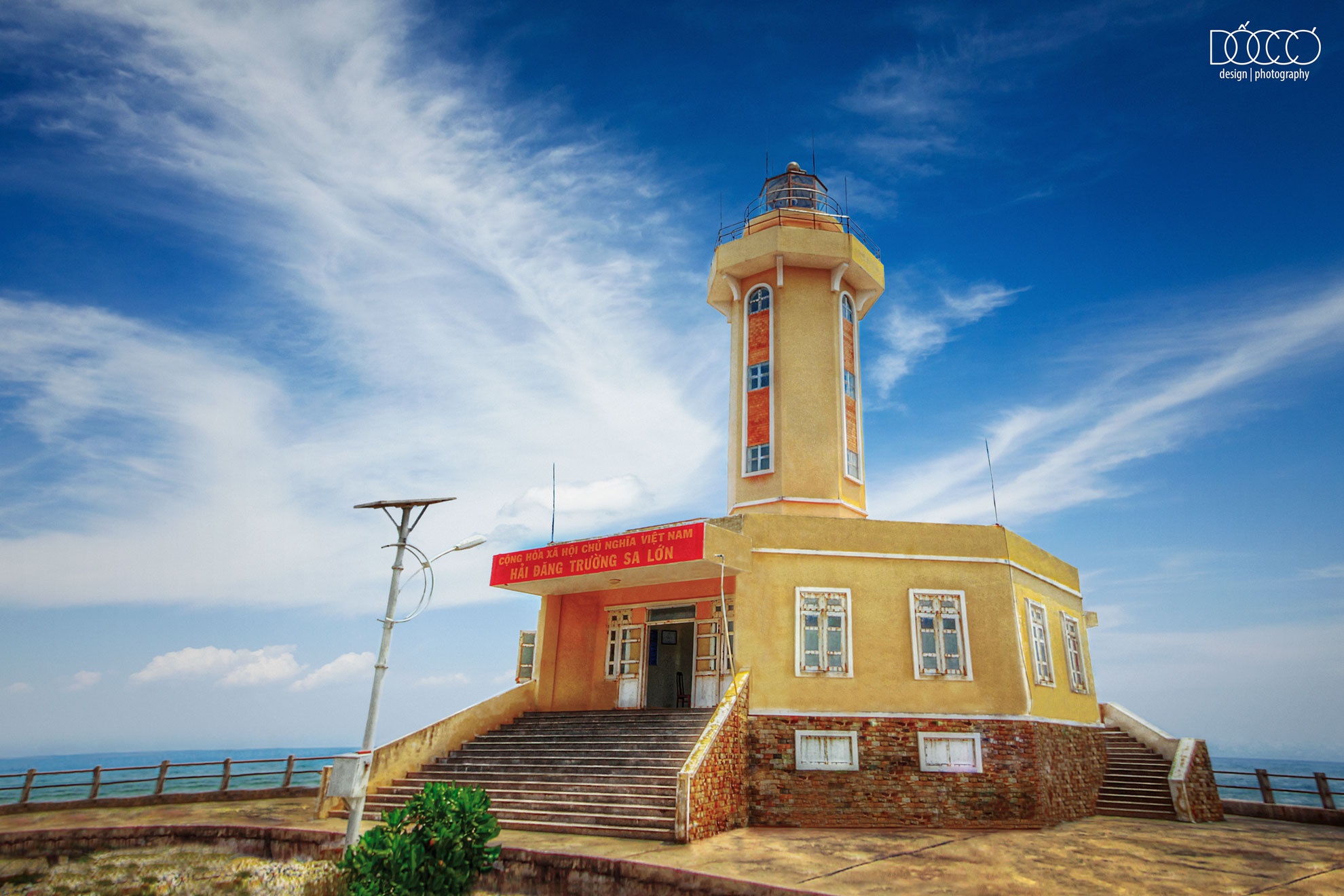 Hải đăng Trường Sa Lớn được xây dựng năm 2009, có tầm hiệu lực 14,4 hải lý ban ngày và 18,5 hải lý ban đêm. Thân đèn màu vàng, tháp đèn cao 14,2 m, tâm sáng 25 m, phát ánh sáng trắng, chớp đơn, chu kỳ chớp 10 giây.