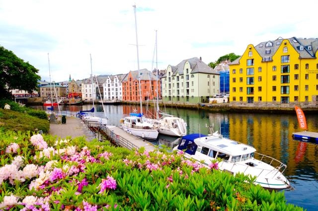 Làng Alesund, Na Uy: Là bến cảng xinh đẹp cổ điển của Na Uy được xây dựng từ thế kỷ thứ 10.
