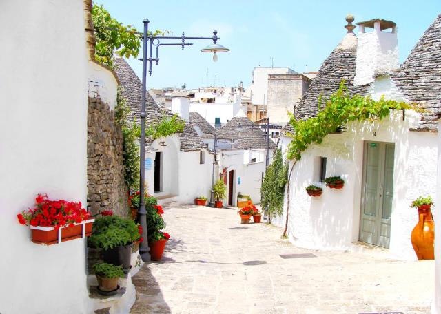 Làng Alberobello – Ý: Nổi tiếng với những ngôi nhà được xây dựng từ đá vôi, Làng Alberobello là một trong những điểm đến hấp dẫn nhất nước Ý.