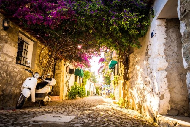 Làng Alacati – Thổ Nhĩ Kỳ: Đặt chân đến Alacati du khách không thể nào quên lối kiến trúc vườn nho cùng với những cối xay gió.