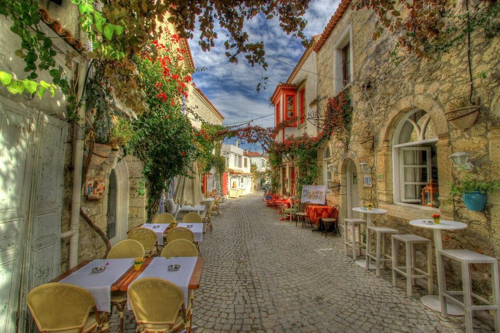 Làng Alacati luôn là điểm đến hàng đầu ở Thổ Nhĩ Kỳ bởi không gian cổ điển và lãng mạn. Sẽ thật lý tưởng để bạn khám phá nét hoài cổ và trầm lắng của ngôi làng khi màn đêm buông xuống.