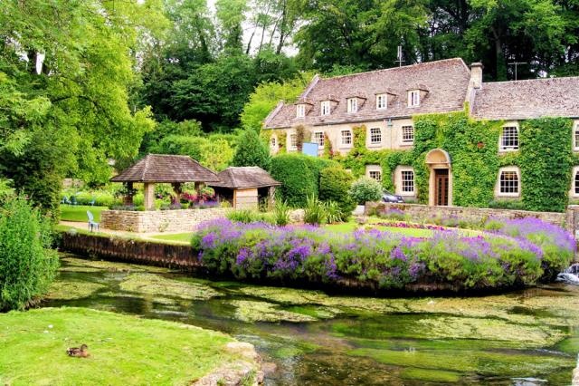Làng Bibury – Anh: Nằm bên dòng sông Coln hiền hòa với phong cảnh thiên nhiên tươi đẹp.